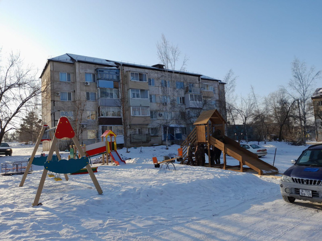 ПРОЕКТ «ДЕТСКИЙ ДВОРИК» ЗАВЕРШАЕТСЯ УСТАНОВКОЙ ЗИМНЕЙ ГОРКИ | 27.12.2023 |  Лесозаводск - БезФормата